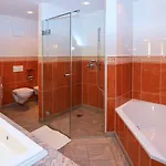 מלון Altstadthotel Braeuwirt 4*