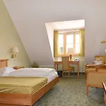 מלון Altstadthotel Braeuwirt 4*