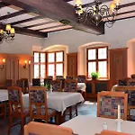 מלון Altstadthotel Braeuwirt 4*