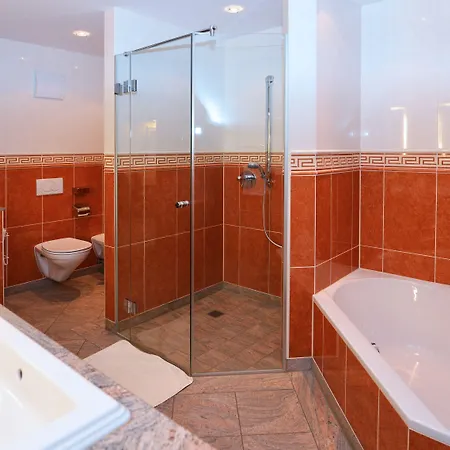 Hotell Altstadthotel Braeuwirt 4*