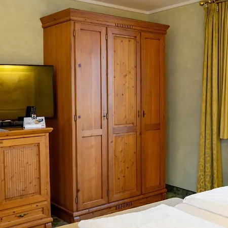 Hotell Altstadthotel Braeuwirt 4*