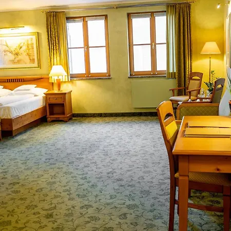 Altstadthotel Braeuwirt מלון