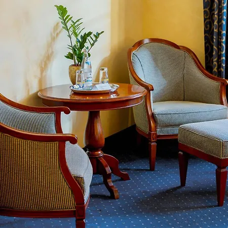 מלון Altstadthotel Braeuwirt 4*