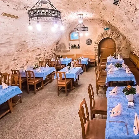 מלון Altstadthotel Braeuwirt 4*