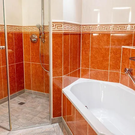 מלון Altstadthotel Braeuwirt 4*