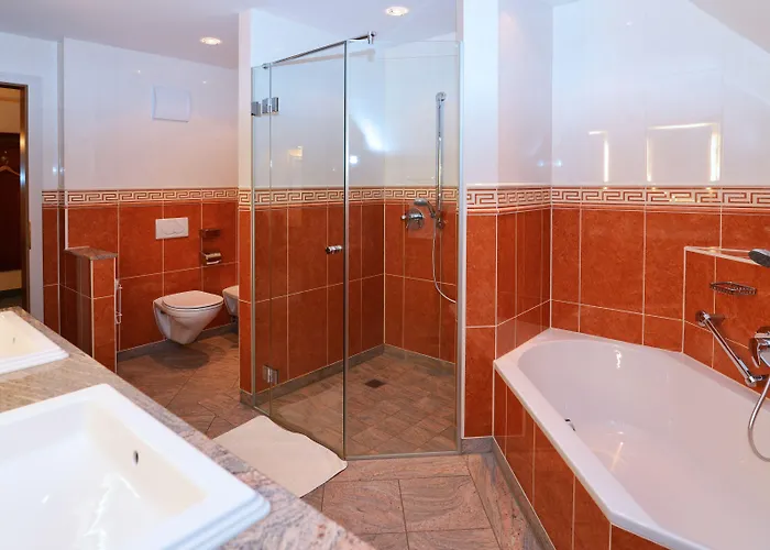 ホテル Altstadthotel Braeuwirt 4*