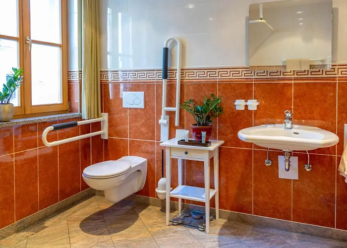 ホテル Altstadthotel Braeuwirt 4*