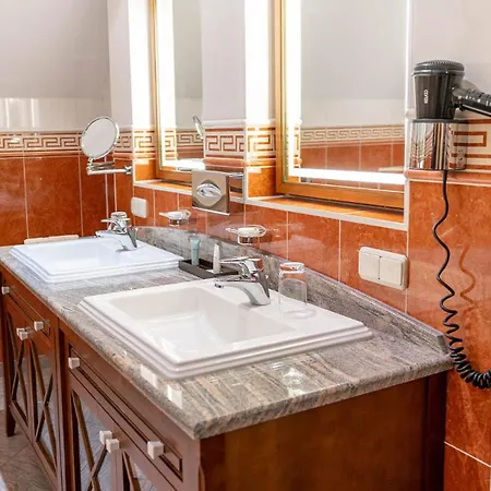 Altstadthotel Braeuwirt 4*