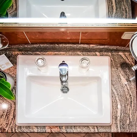 Altstadthotel Braeuwirt 4*