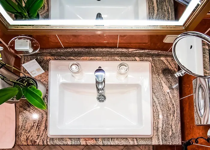 Altstadthotel Braeuwirt 4*